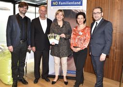 Landesrätin Schwarz lacht mit drei weiteren Personen in die Kamera.
