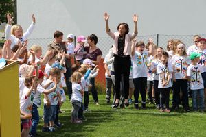 Bei der Eröffnung des Schulfreiraums in Maria Laach wird gemeinsam getanzt.