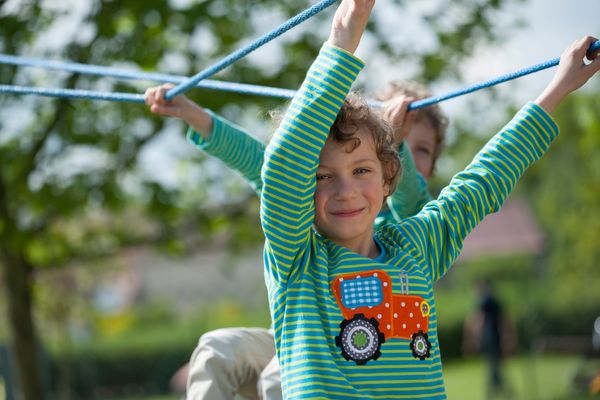 Zwei Buben spielen auf einem Spielplatz