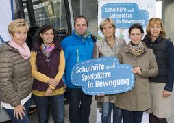 Gruppenfoto beim Auftakt zur Förderinitiative "Schulhöfe und Spielplätze in Bewegung"