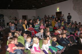 Besucherinnen und Besucher des NÖ Spielefest auf der Schallaburg
