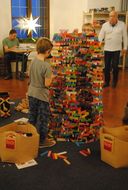 Riesiger Turm aus bunten Bausteinen beim 13. NÖ Spielefest auf der Schallaburg
