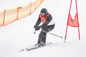Mann fährt beim Familienskitag am 21. Jänner 2018 Ski