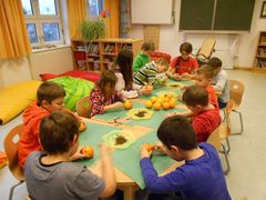 Im Gruppenraum der schulischen Nachmittagsbetreuung basteln Kinder.