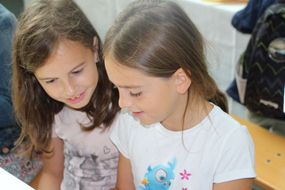 Zwei Mädchen lächeln beim Ferienauftaktfest 2017