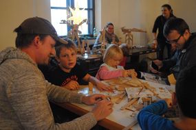 Familie spielt Matador.