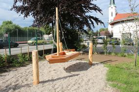 Hölzernes Schiff zum Klettern auf einem Spielplatz.