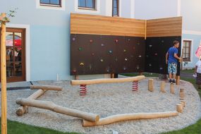 Klettermöglichkeiten eines Schulfreiraums.