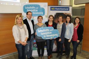 Teilnehmerinnen und Teilnehmer des Seminar "Schul(t)räume" lachen in die Kamera