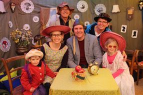Eine verkleidete Familie lacht beim NÖ Familienfest auf der Schallaburg in die Kamera.