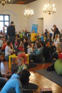 Kinder und Familien spielen gemeinsam.