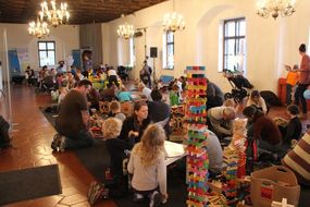 Zahlreiche Familien bauen hohe Türme aus Spielsteinen beim 13. NÖ Spielefest auf der Schallaburg.