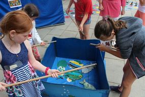 Kinder spielen ein Fischer-Spiel beim Ferienauftaktfest 2017