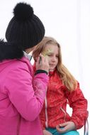 Mädchen wird bei den Familienskitagen 2017 geschminkt