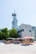 Sonnenschirme und Heurigenbänke beim Straßenfest zum Weltspieltag