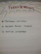 Ein Plakat mit der Überschrift "Ferienbetreuung" und den Unterpunkten "Methoden, Aktionen", "Abläufe, Rahmen, Konzepte" und "Ausflüge, Wandertage".