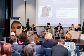 Teilnehmerinnen und Teilnehmer diskutieren über die neuen Studienergebnisse zum "Jugendmonitor NÖ"