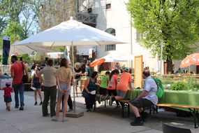 Gäste des Familienfest Donau-Auen vor dem schlossORTH