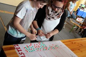 Zwei Mädchen gestalten ein Plakat bei der Spielforscher-Werkstatt in der Europa-Mittelschule Prinzersdorf