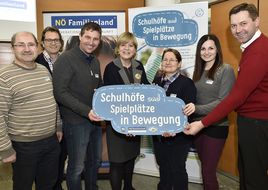 Gäste des Seminar "Schul(t)räume" lachen zusammen mit Landesrätin Schwarz in die Kamera