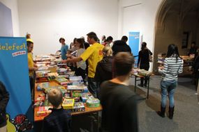 Mehrere Personen suchen Spiele aus.