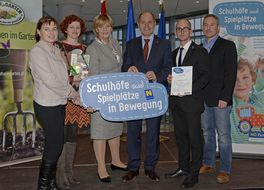 Landesrätin Schwarz lächelt mit Teilnehmerinnen und Teilnehmern der Auftaktveranstaltung aus Gmünd in die Kamera.