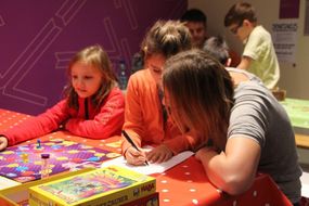 Kinder spielen Pustezauber.