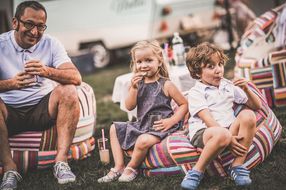 Bub und Mädchen naschen und grinsen beim Sommerausklang an der Donau-Universtität Krems in die Kamera