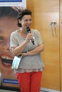Dame spricht beim Ferienauftaktfest 2016 ins Mikrofon.