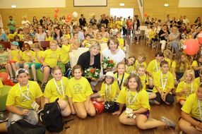 Gäste der 3. Kinder Business Week in NÖ lachen zusammen mit Landesrätin Schwarz in die Kamera