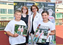 Landesrätin Teschl-Hofmeister mit zwei Kindern und der Freizeitpädagogin Manuela Bäck