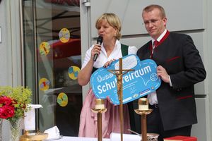 Landesrätin Schwarz spricht bei der Eröffnung des Schulfreiraum in St. Peter in der Au ins Mikrofon.