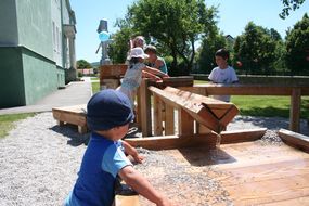 Kinder spielen gemeinsam mit Sand und Wasser.
