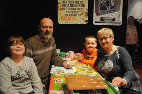 Familie spielt gemeinsam ein Gemeinschaftsspiel.