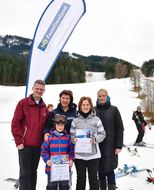 Vier Erwachsene und ein Kind lachen bei den NÖ Familienskitagen 2017 in die Kamera