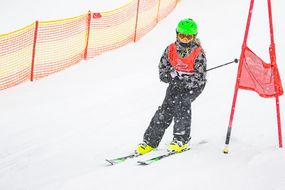 Kind fährt beim Familienskitag am 21. Jänner 2018 Ski