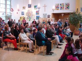 Die Besucherinnen und Besucher hören bei der Eröffnung des Schulfreiraum Gänserndorf gespannt zu.