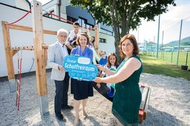 Bürgermeister Josef Böck, Familien-Landesrätin Christiane Teschl-Hofmeister und Schuldirektorin Hedwig Felsner freuen sich mit den Kindern der VS Paudorf über den neuen Schulfreiraum 