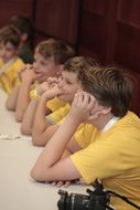 Kinder hören bei der 3. Kinder Business Week gespannt zu