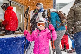 Mädchen mit pinker Winterjacke beim Familienskitag am 21. Jänner 2018