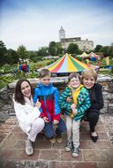 Zwei Buben und eine Frau lachen beim NÖ Familienfest auf der Schallaburg 2017 mit Landesrätin Schwarz in die Kamera