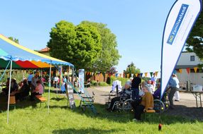 Einige Seniorinnen und Senioren genießen das schöne Wetter