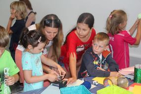Kinder basteln zusammen beim Ferienauftaktfest 2017