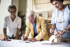 Prof. Hademar Bankhofer gibt Autogramme
