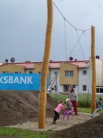 Riesige Schaukel am Schulfreiraum Gänserndorf