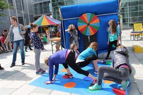 Kinder spielen zusammen beim Ferienauftaktfest 2016