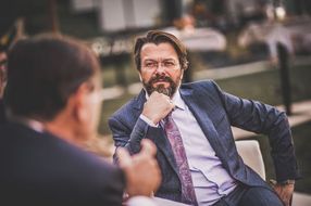 Zwei Männer sprechen beim Sommerausklang an der Donau-Universtität Krems miteinander
