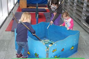 Drei Mädchen spielen ein Fischer-Spiel.