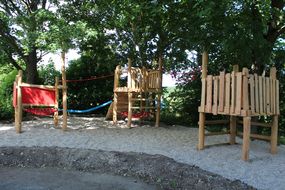 Schattiger Spielplatz.