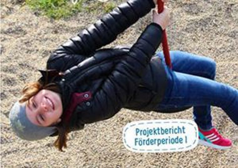 Cover Projektbericht Förderaktion - Mädchen auf einer Schaukel